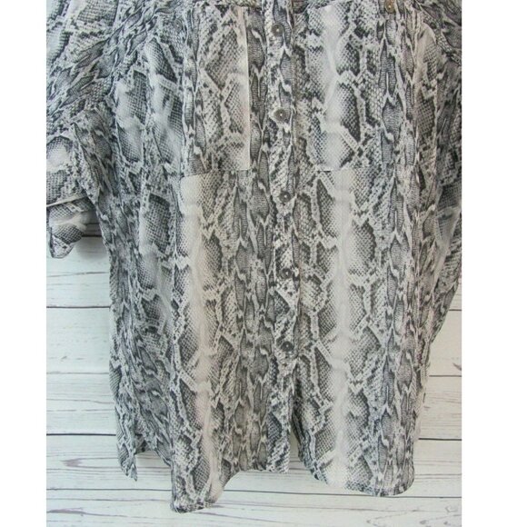 Women’s Love Stitch Blouse Button Down Size Large Grey Snakeskin Print NWT - Picture 5 of 12